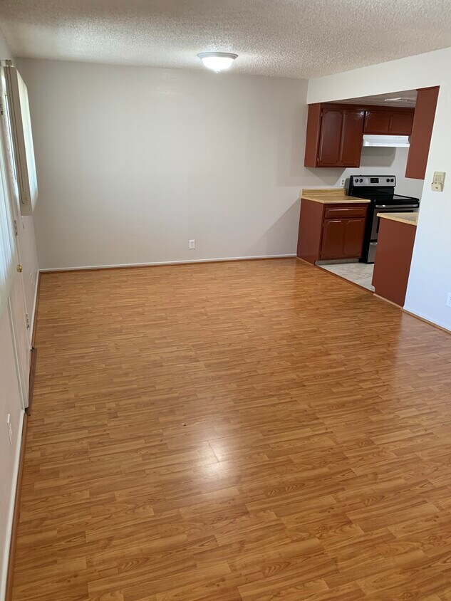 Foto principal - 468 E Providencia Ave