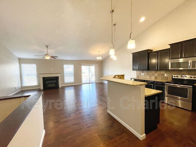 Building Photo - 498 Angelique Pl