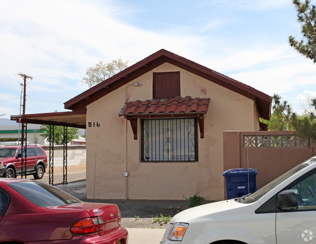 Building Photo - 516 Palomas Dr SE