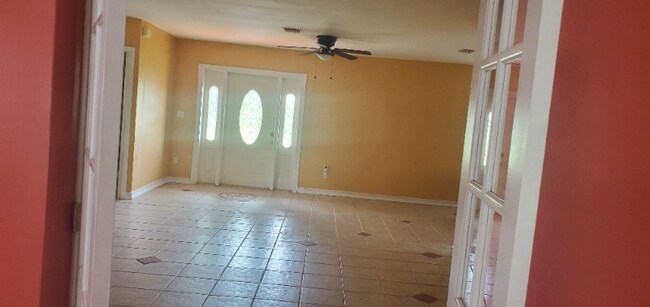 Building Photo - 131 SE Serenata Ct