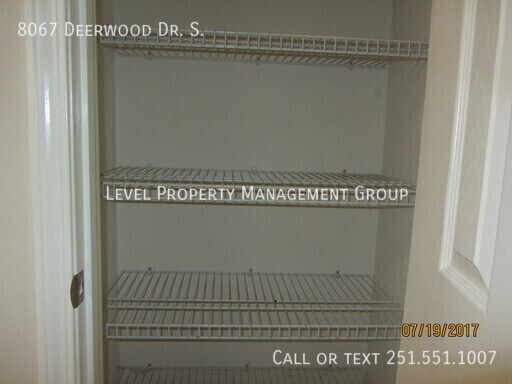 Foto del edificio - 8067 Deerwood Dr