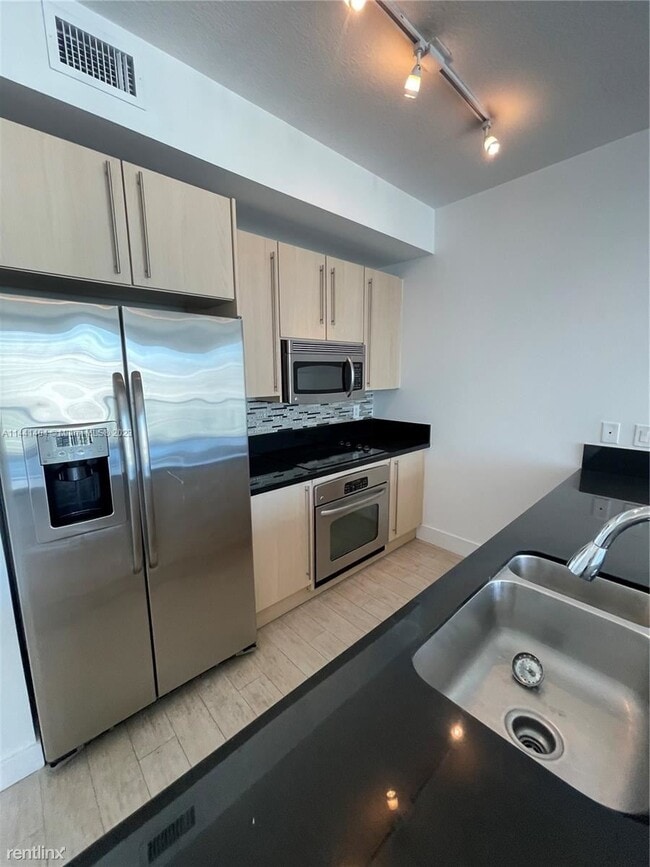 Building Photo - 2 br, 2 bath Condo - 1111 SW 1st Ave Apt 3...