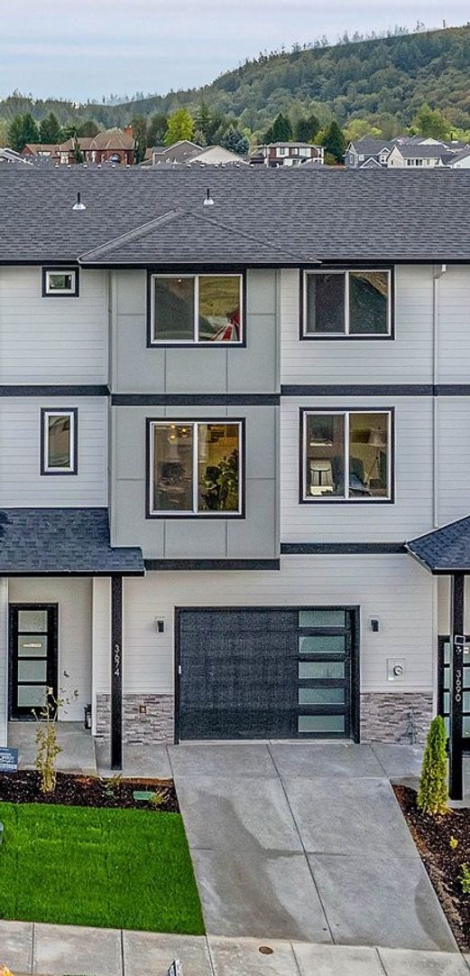 Foto del edificio - Brand New Spacious and Light-Filled Condo Offering an Open Layout, Island Kitchen, and Outdoor Deck