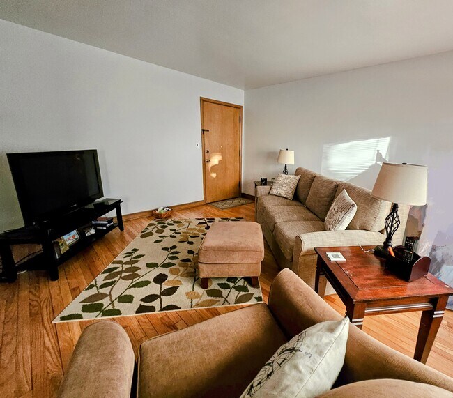 4012 N Farwell Ave Unit 6, Shorewood, WI 53211 Apartments in