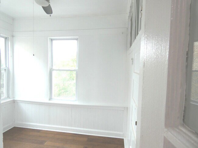 Building Photo - 1461 W Foster Ave