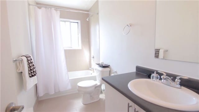 Photo du bâtiment - Huge, Top-Floor, Two-Bedroom, Recently Renovated At 477 Lancaster St W!