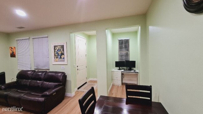 Building Photo - 3 br, 2 bath Townhome - 404 El Paseo