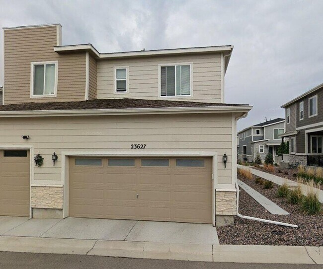 Foto del edificio - GEORGEOUS 3 bedroom townhome, with 2 car garage!