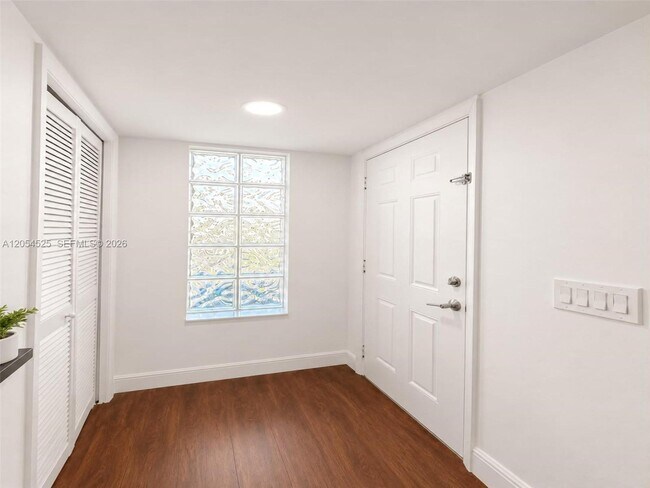 Foto del edificio - 16571 Blatt Blvd