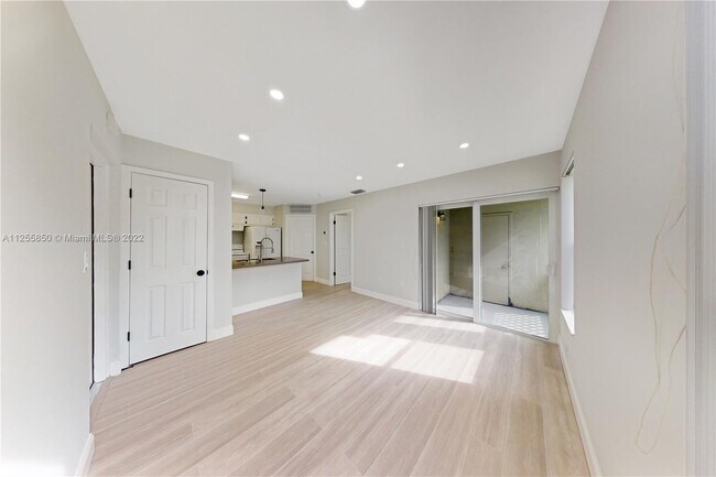 Foto del edificio - 17325 NW 67th Ct