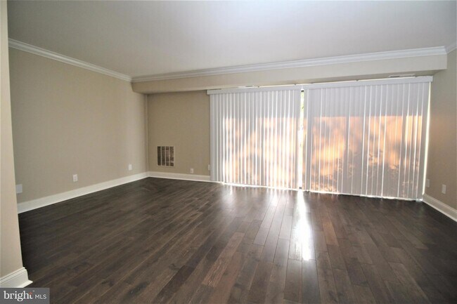 Building Photo - 6034 Westchester Park Dr Unit T1