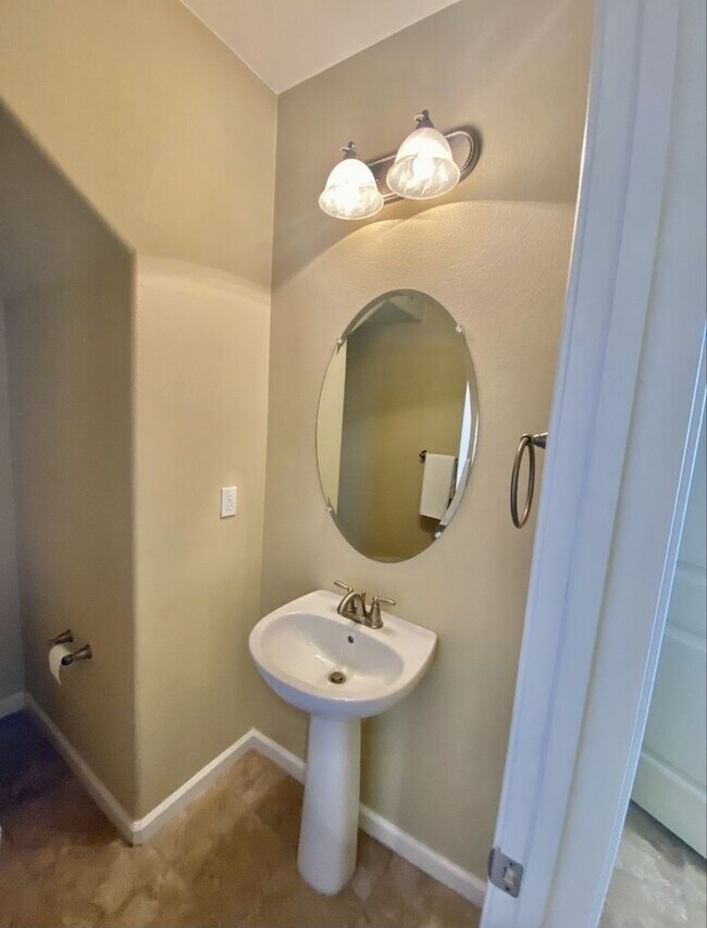 Building Photo - Beautiful and Sunny Home in Roseville Awaits!