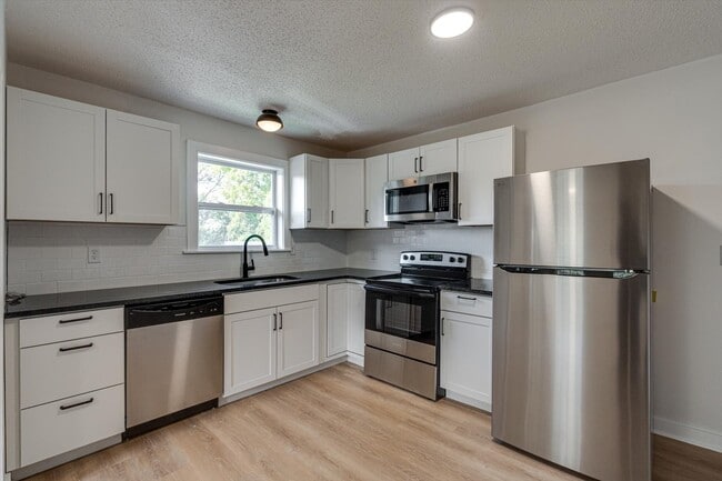 Building Photo - 190 E Leawood Ave
