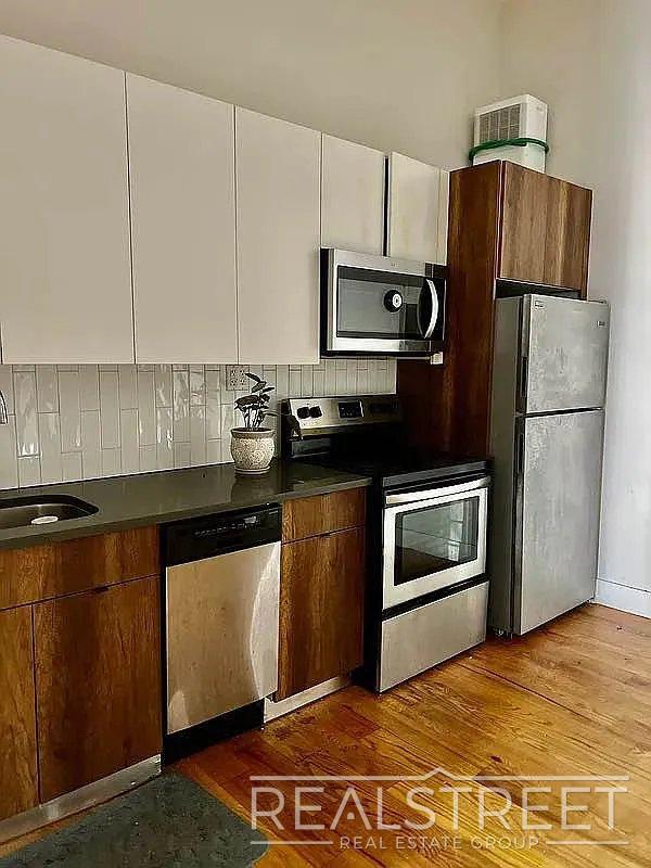 Building Photo - 3 Bed / 1.5 Bath Duplex | Bushwick | Brooklyn