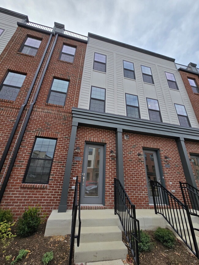 Foto del edificio - 13225 Garland Ln