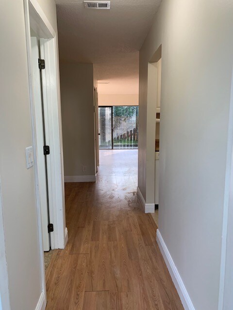Building Photo - 410 N Cypress Dr
