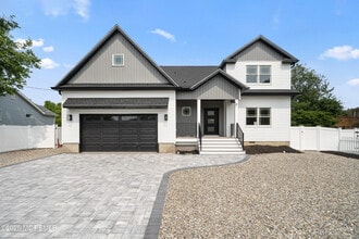 Building Photo - 10 Horner Ln