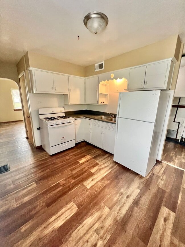 Building Photo - NEW LISTING! 3 Bedroom House!