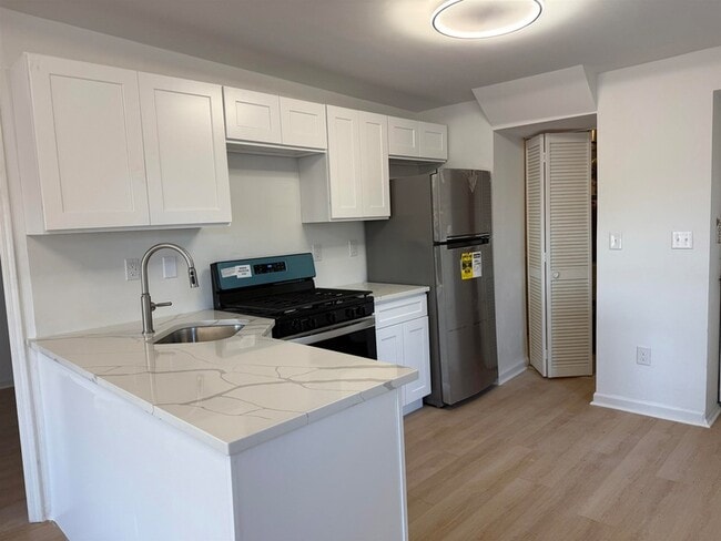 Foto del edificio - 9007 Riverside Pl