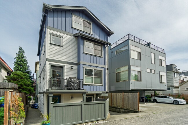 Photo - 466 NE Maple Leaf Pl House