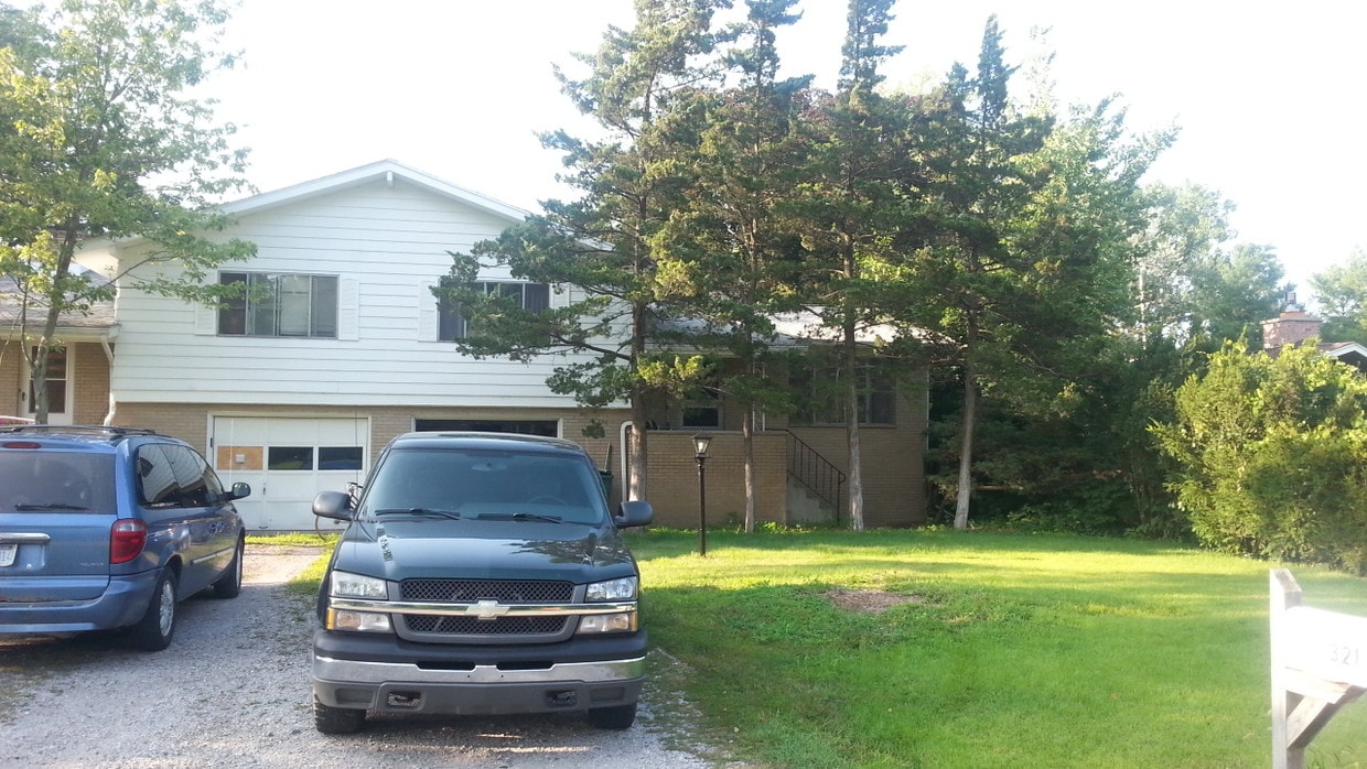 Right side of Duplex - 325 Lillian Ct