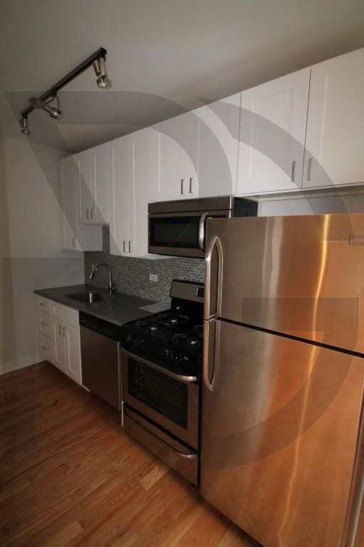 Building Photo - Beautifully Renovated Studio - Pet Friendly!