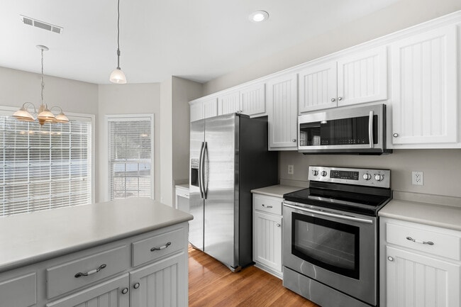 Building Photo - 1811 Old Carriage Trail