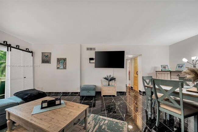 Foto del edificio - 9700 W Bay Harbor Dr