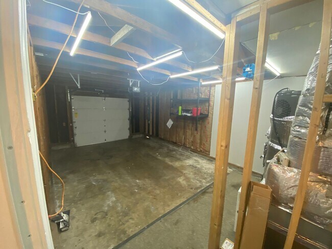 Building Photo - Check out this gorgeous 3 bed Home - Moder...