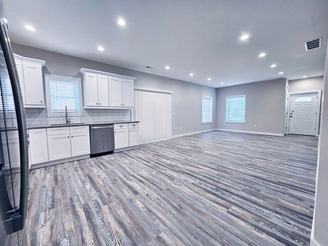 Building Photo - 3 Bed & 2 Full Bath Ranch Home in South Euclid for Rent!