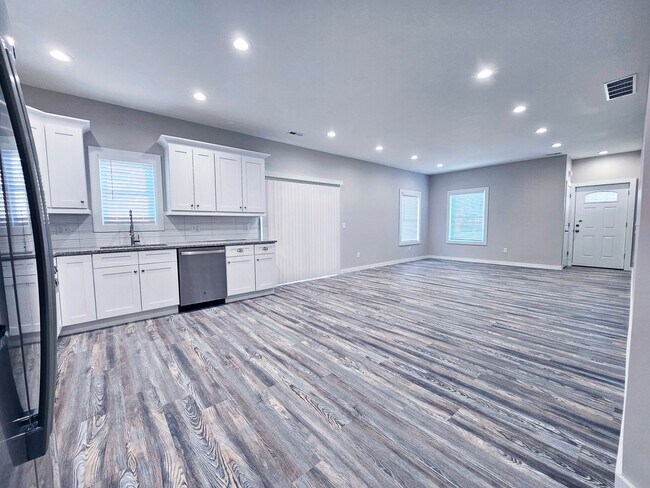 Foto del edificio - 3 Bed & 2 Full Bath Ranch Home in South Euclid for Rent!