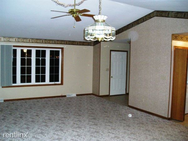 Building Photo - 2700 Meadowbrook Rd