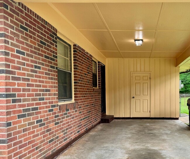 Building Photo - Updated 3 Bedroom Ranch with Huge Yard!