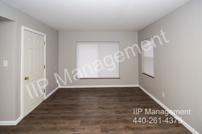 Building Photo - Bright Updated 2BD/1BA DOWN Unit in Lee-Ha...