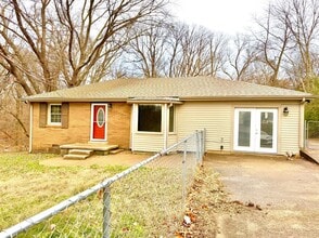 Building Photo - 838 Potters Ln