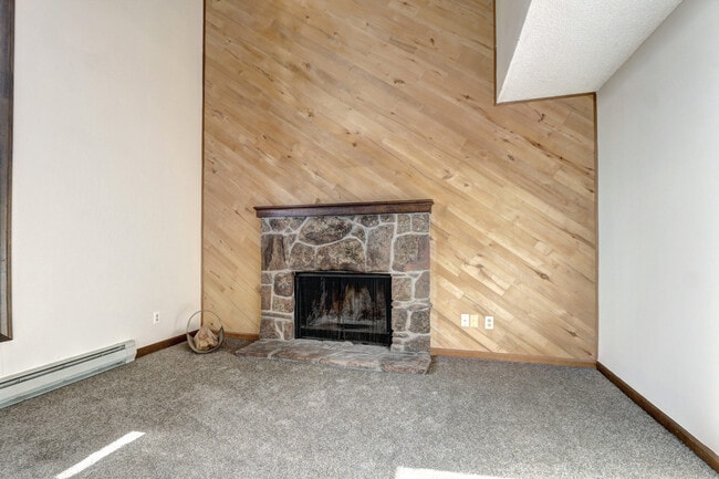 Building Photo - Unique, Rustic, and Spacious Living! Walk ...