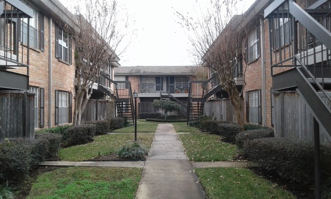 Building Photo - Tangleoaks Condominiums