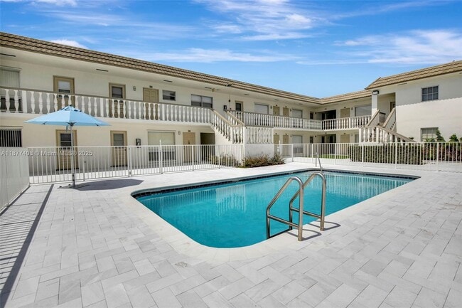 Building Photo - 5420 Hollywood Blvd