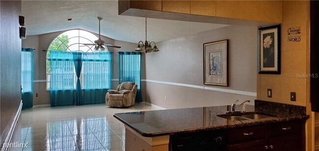 Foto del edificio - 8720 Rain Forest Pl