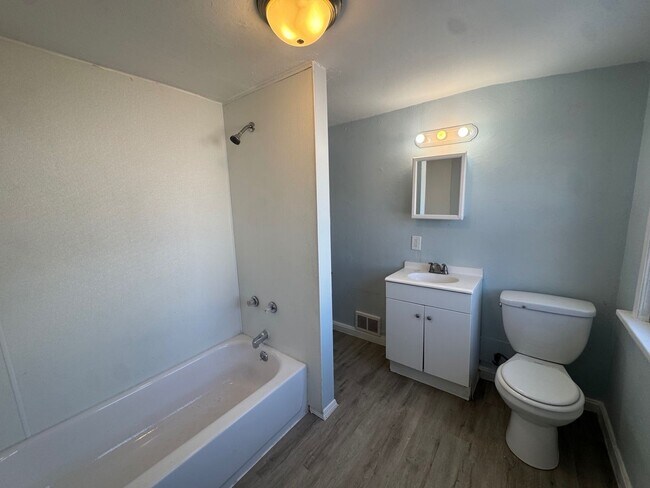 Foto del edificio - Charming 4 - Bedroom Property in Prime Location