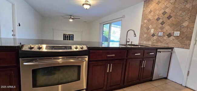 Foto del edificio - 2132 E Oxford Dr