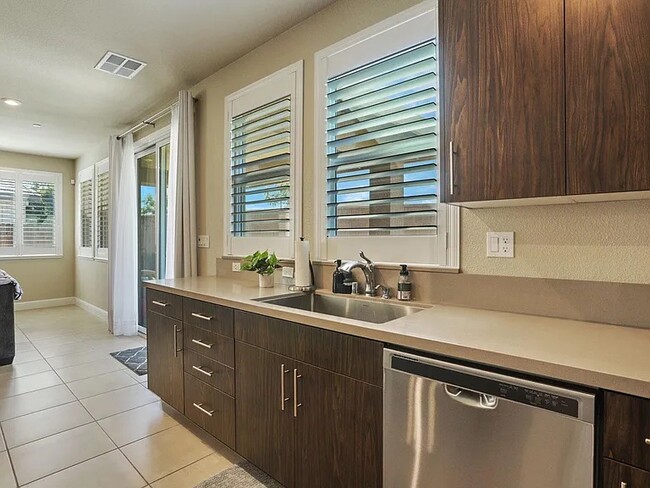 Building Photo - 2742 Carnation Way