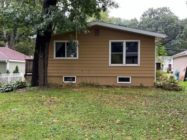 Building Photo - 2 BDRM, 2 BA, Full Basement, 1300 sqft