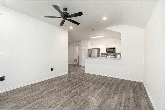 Building Photo - 527 Lost Trl