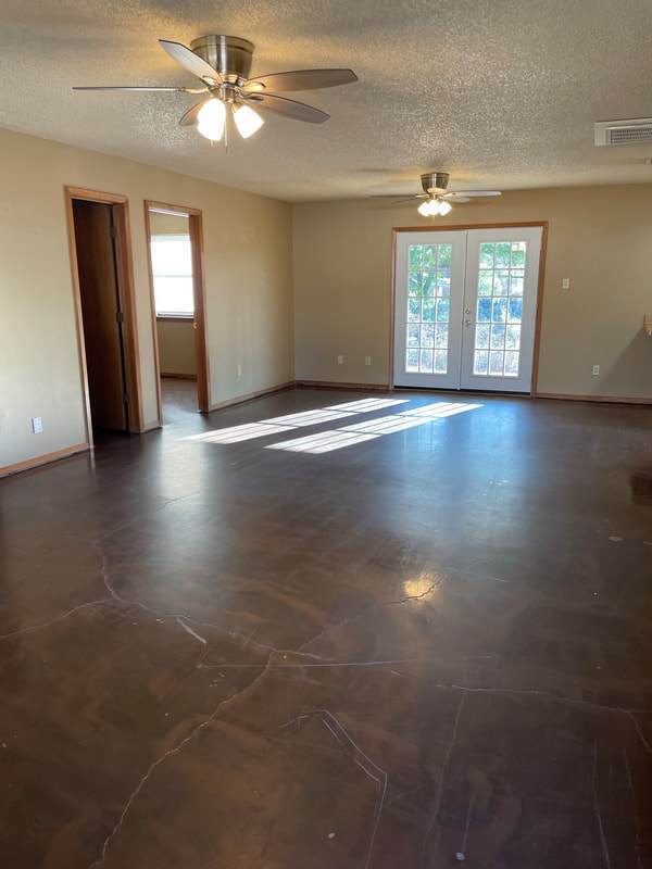 Building Photo - 3 bedroom 2 bath close to everything