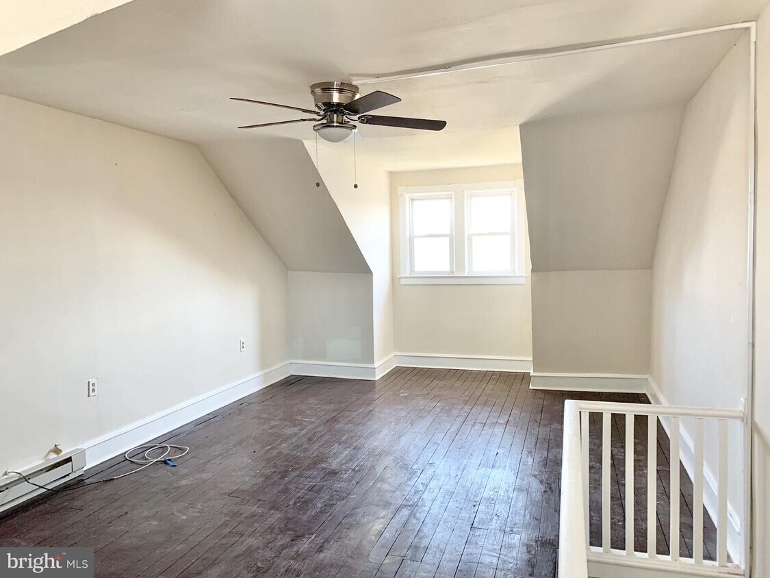 Primary Photo - 126 Kent St