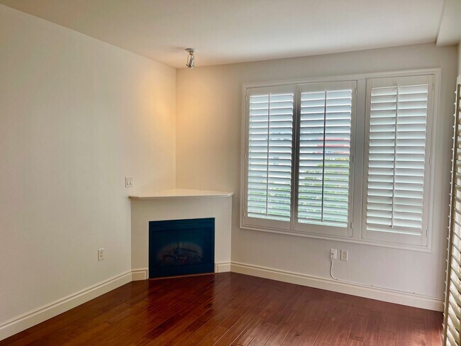 Foto del edificio - Live in the Heart of Little Italy at La Vita — 1 Bed / 1 Bath Condo with Parking, Laundry & Resor...