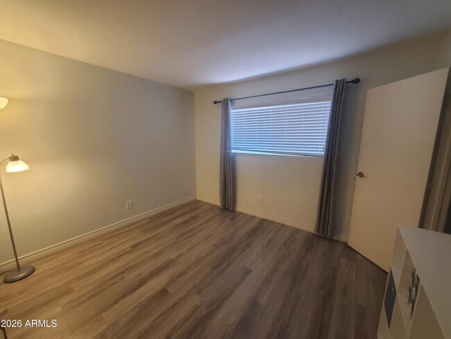 Foto del edificio - 520 N Stapley Dr