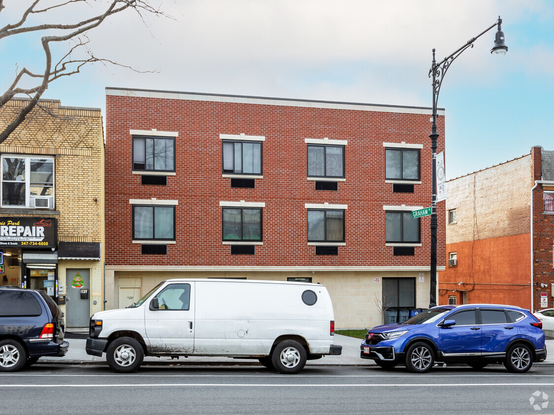 Foto del edificio - 840 Morris Park Ave