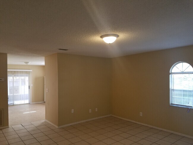 Foto del edificio - 2-Bedroom, 1-Bathroom Home in Winter Haven
